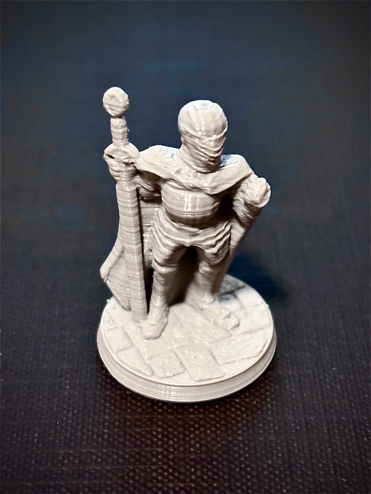 Cavaleiro de Armadura com Espada - Vista frontal