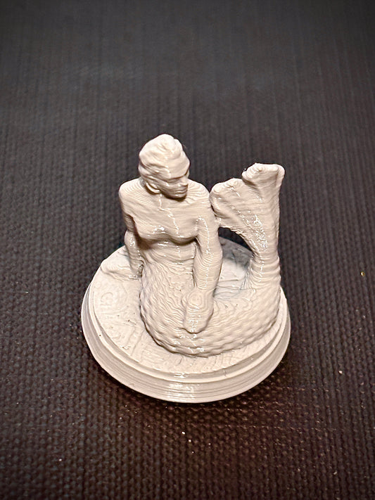 Sereia das Profundezas - Vista frontal