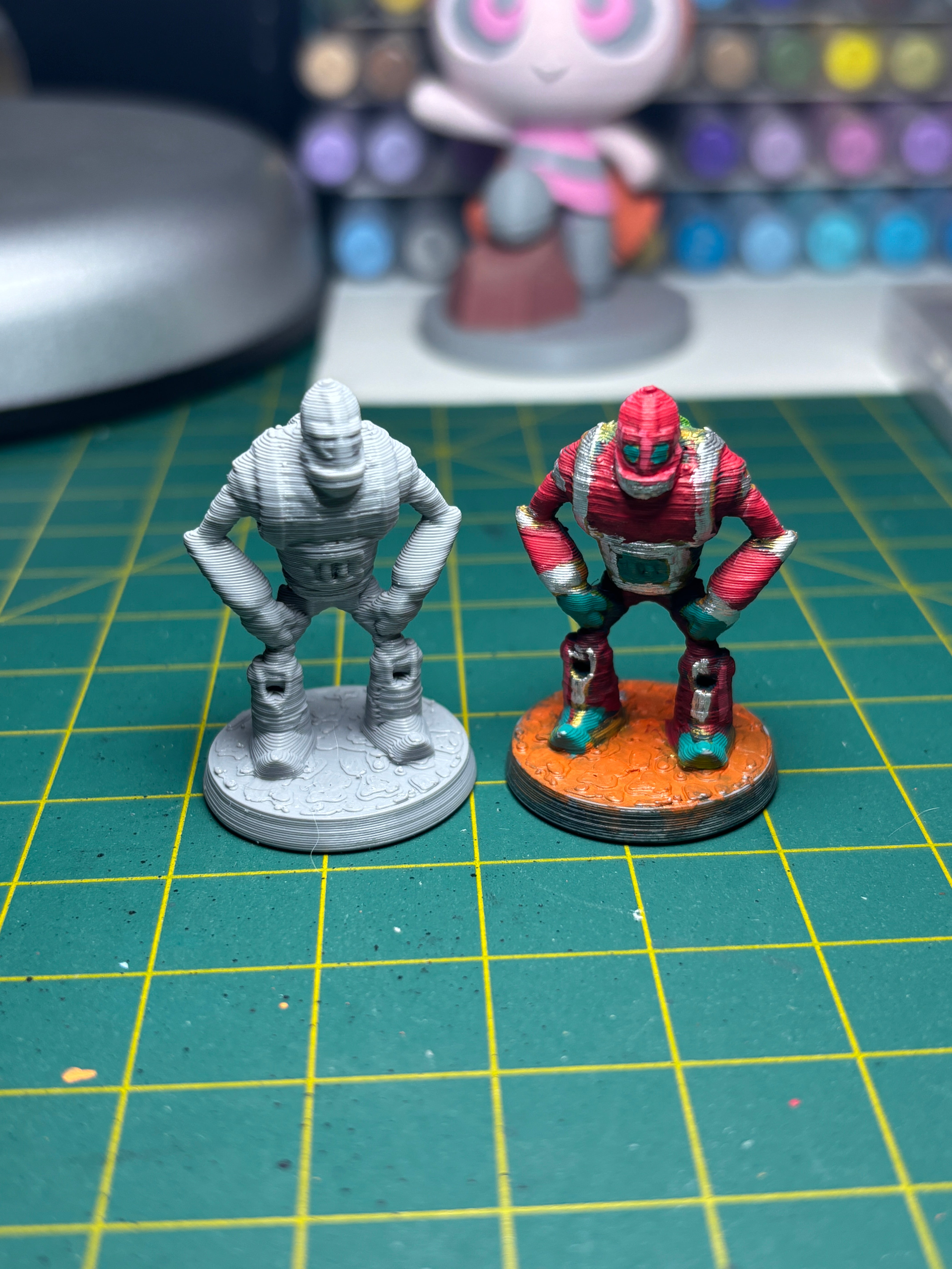 Duas miniatura em cinza com e sem pintura