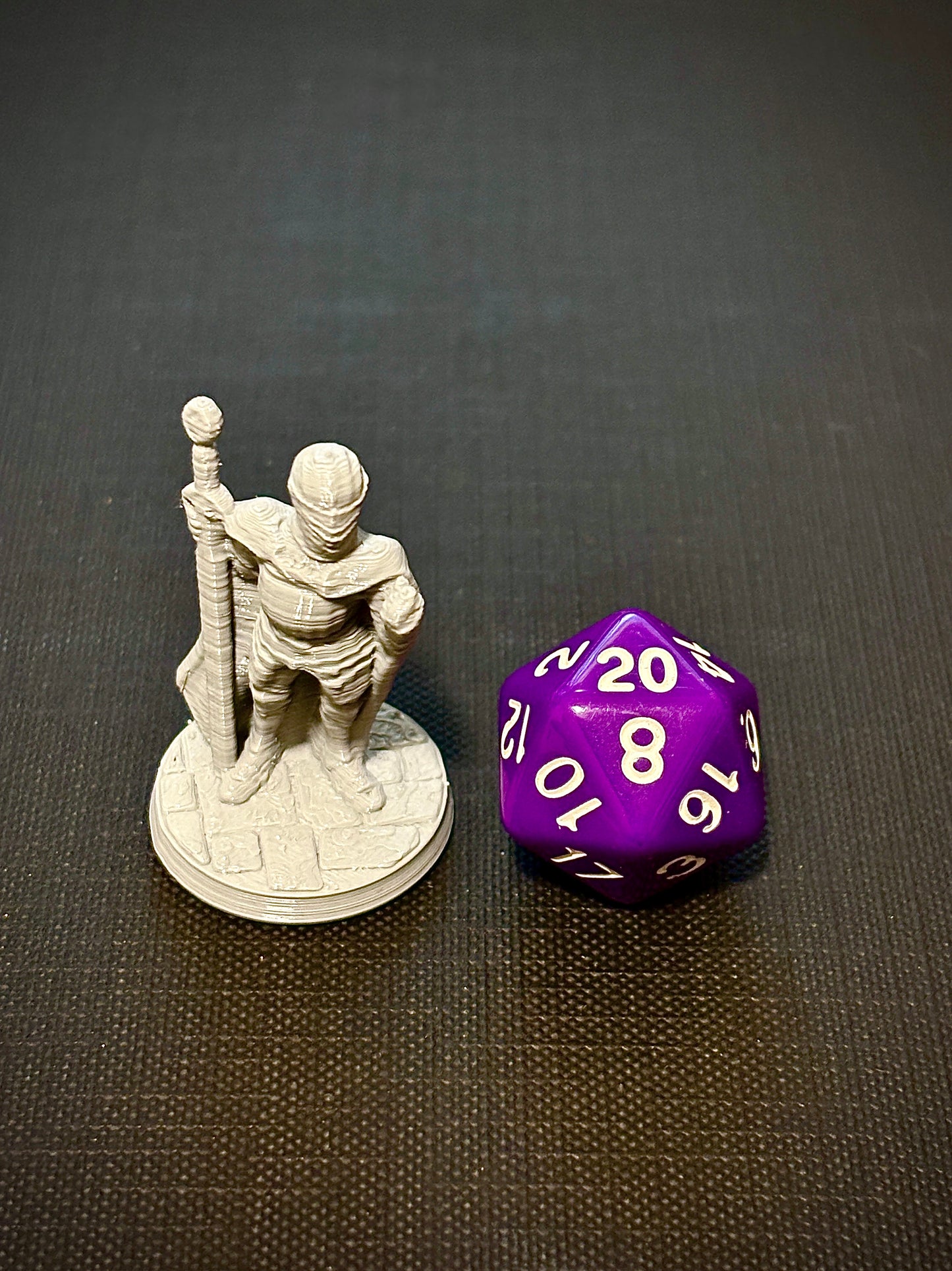 Cavaleiro de Armadura com Espada - Vista com dado