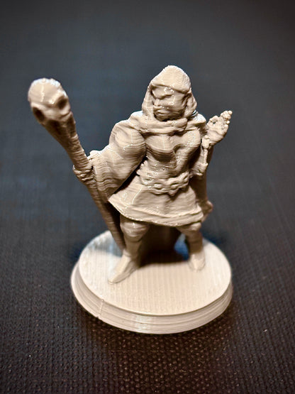 Humana Maga com Cajado - Vista frontal