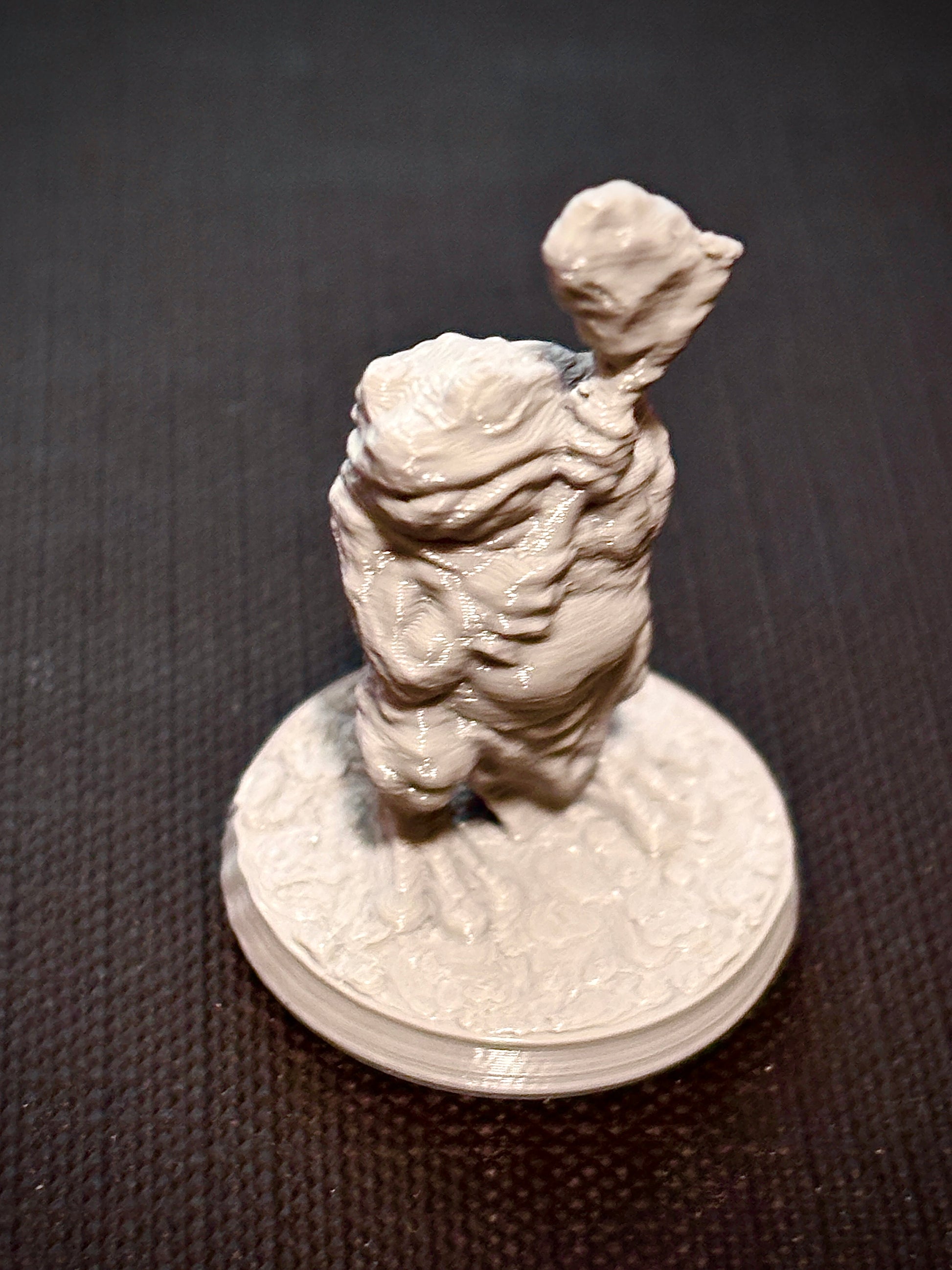 Frogfolk com Machado Rústico - Vista frontal