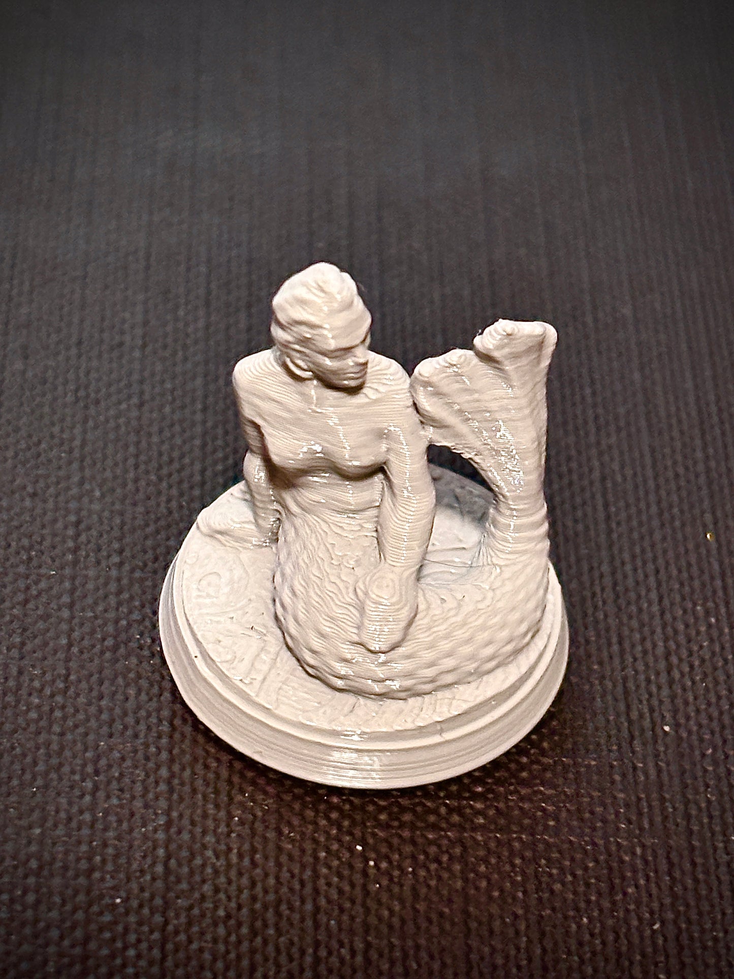 Sereia das Profundezas - Vista frontal