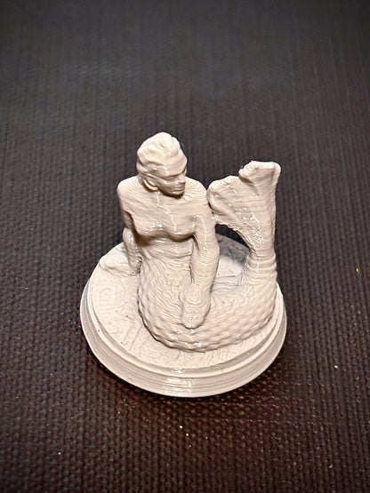 Sereia das Profundezas - Vista frontal