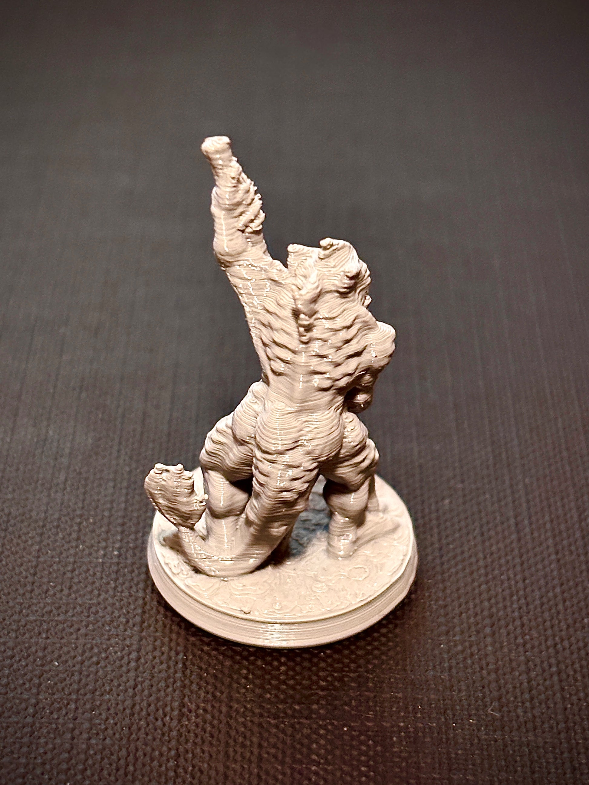 Sahuagin com Tridente - Vista traseira